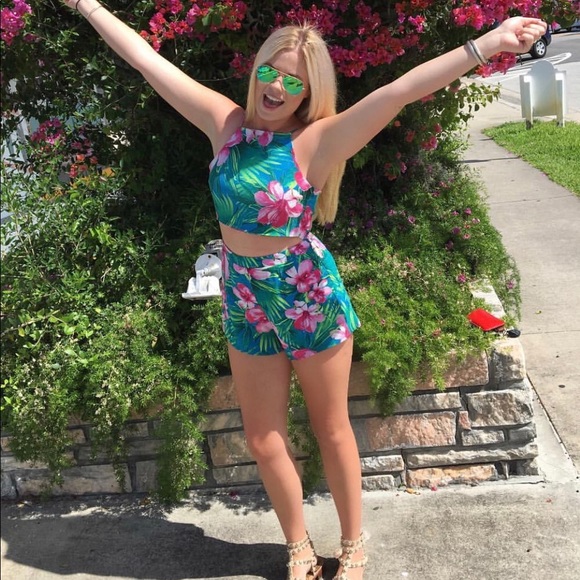 Hello!!! Welcome to my closet!! I am Nellie - Picture 6 of 8